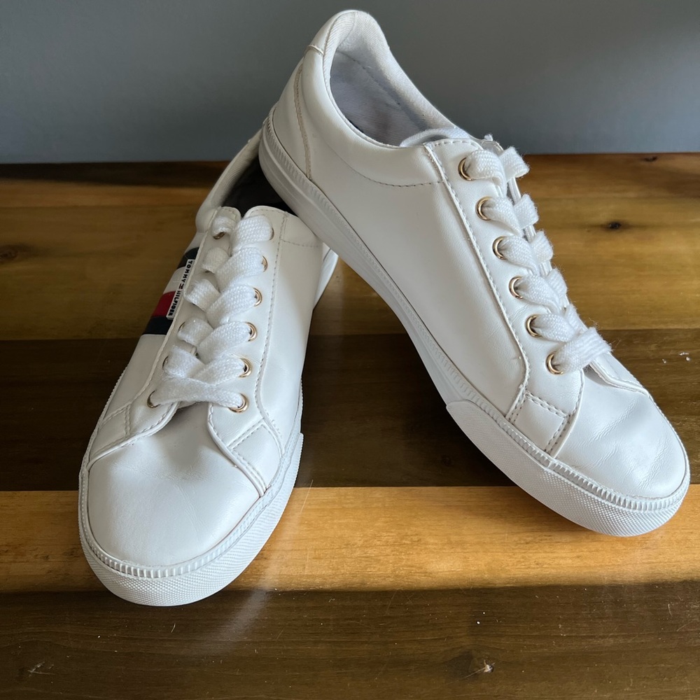 TOMMY HILFIGER WHITE FASHION SNEAKERS SZ 7